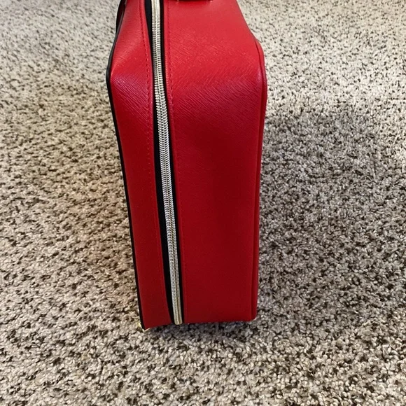 NWOT Red zip up travel bag by Estée Lauder with gold hardware - Picture 4 of 9